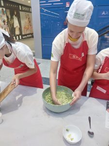 fotografija učencev na kuhanju.